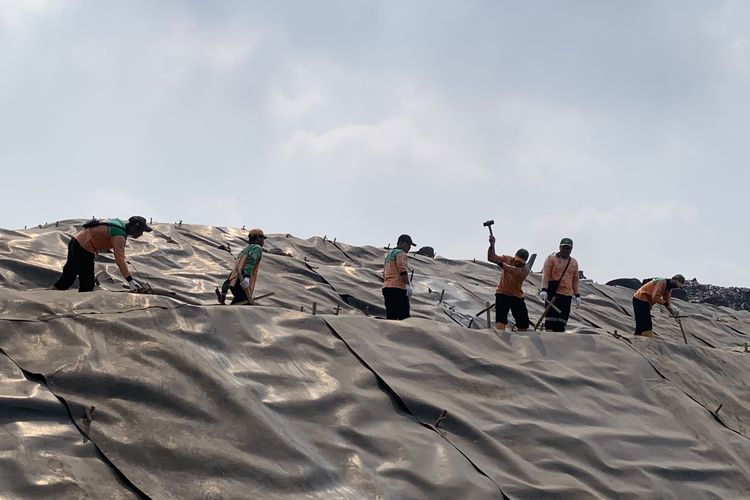 Ini Penampakan Gunungan Sampah Bantargebang yang Ditutup Geomembran