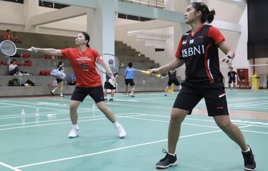 Pemain senior Indonesia yang jadi andalan di sektor ganda putri, Greysia Polii (kiri), saat terlibat dalam latihan tim Piala Uber Indonesia. Greysia datang untuk memberikan motivasi kepada tim Uber yang menjalani latihan teknik di arena bulu tangkis, lantai 4 Gedung Serbaguna Kantor Sekretaris Tetap Departemen Pertahanan Sri Saman, Bangkok, Kamis (5/5/2022) sore, sebagai persiapan menghadapi Piala Uber 2022.