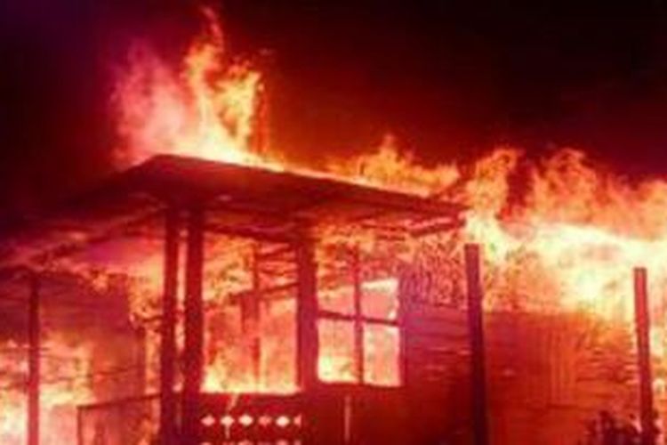 Rumah Abu Bakar Sidik (65) dijalan Poros Kebon Agung, RT 03 nomor 55, Kelurahan Lempake Samarinda Utara, hangus terbakar diduga karena salah seorang keluarganya membakar sampah di halaman belakang rumah, Selasa (6/5/2014) jam 11 malam. 
