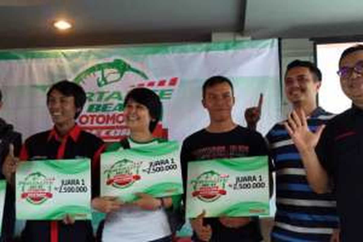 Para pemenang tantangan uji irit yang diselenggarakan Tabloid Otomotif dengan Pertamina, Sabtu (19/11/2016).