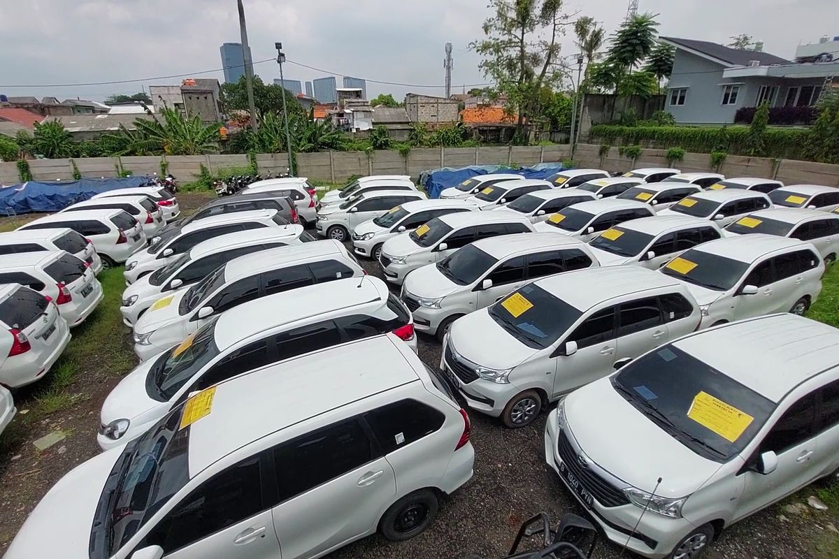 Sebanyak 49 mobil mewah hasil sitaan dari kasus investasi Bodong KSP Indosurya, terparkir di halaman Kantor Kejaksaan Negeri Jakarta Barat, Jumat (14/10/2022).