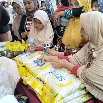 Warga saat menunggu stand Bulog di Gerakan Pangan Murah Serentak di Rumah Dinas Bupati Karanganyar buka