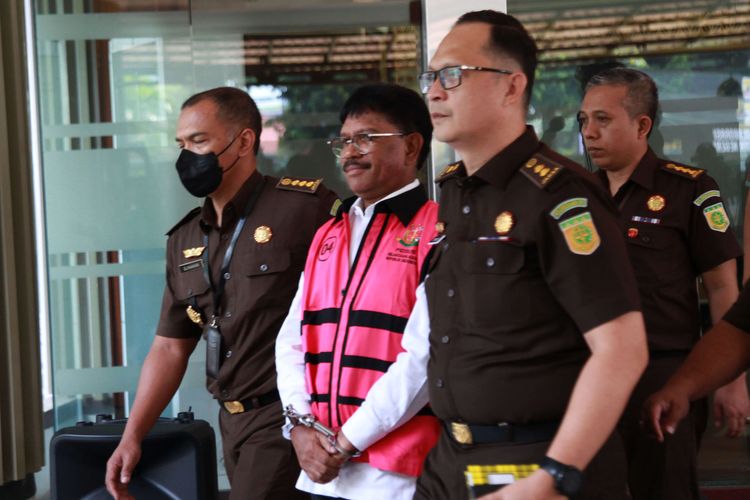 Menteri Komunikasi dan Informatika Johnny G Plate (tengah) berjalan menuju mobil tahanan usai menjalani pemeriksaan di Kejaksaan Agung (Kejagung), Jakarta, Rabu (17/5/2023). Kejaksaan Agung menetapkan Menteri Komunikasi dan Informatika Johnny G Plate sebagai tersangka kasus dugaan korupsi proyek penyediaan infrastruktur BTS 4G infrastruktur pendukung paket 1, 2, 3, 4, 5 Bakti Kominfo tahun 2020-2022 yang merugikan negara mencapai Rp8 triliun.