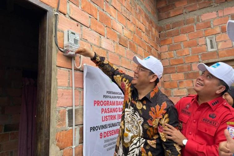 Penyalaan Pertama Program Bantuan Pasang Baru Listrik (BPBL) Desa Pangkalan Benteng, Kecamatan Talang Kelapa, Kabupaten Banyuasin 