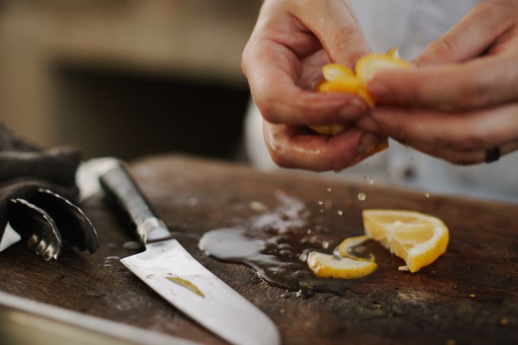 Menambahkan lemon ke sajian bisa mengurangi kadar garam yang terlalu banyak