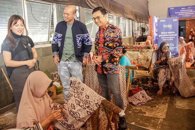 Memperingati Hari Batik Nasional, PT Bank Tabungan Negara (Persero) Tbk (BBTN) menggelar program literasi keuangan sekaligus pelatihan membatik ramah lingkungan bagi perajin batik di Batik Trusmi, Cirebon.