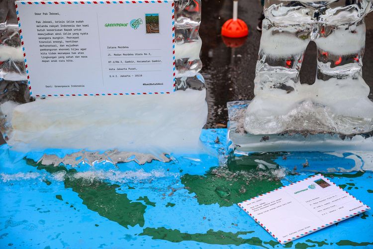 Aktivis dari Greenpeace melakukan aksi damai dengan membawa 1000 kartu pos dari masyarakat di seluruh Indonesia kepada Presiden Joko Widodo di Kawasan Patung Kuda, Jakarta Pusat, Rabu (10/11/2021). Kartu Pos tersebut berisikan informasi kesan dan pesan agar pemerintah benar-benar melihat dampak perubahan iklim terhadap tempat tinggal dan ekosistem mereka.