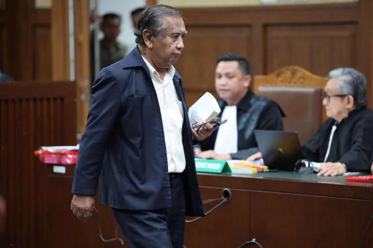 Mantan Hakim Mahkamah Konstitusi (MK), Maruarar Siahaan dalam sidang di Pengadilan Tindak Pidana Korupsi (Tipikor) Jakarta, Kamis (19/6/2025).