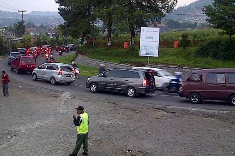 Kemacetan terjadi di Kawasan Lembang, Kabupaten Bandung Barat, Jawa Barat, Selasa (29/7/2014).