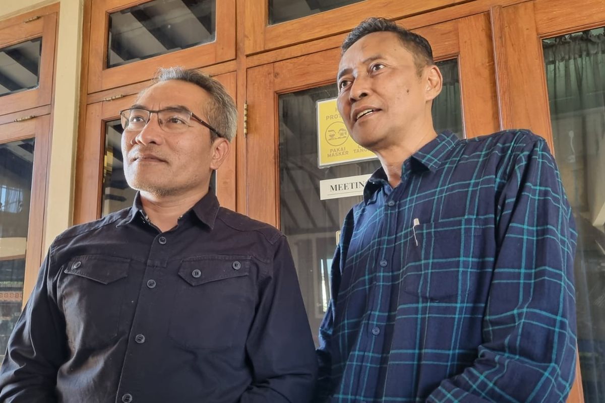 Bupati petahana Abdul Halim Muslih (kiri) dan mantan Kepala Dinas Pekerjaan umum, perumahan dan kawasan pemukiman Aris Suharyanta (kanan) maju dalam pilkada Bantul 2024.