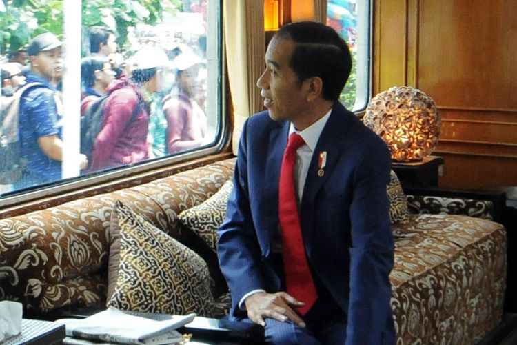 Presiden Joko Widodo saat menaiki kereta kepresidenan dalam rangka kunjungan kerja ke Sukabumi, Kamis (31/8/2017).