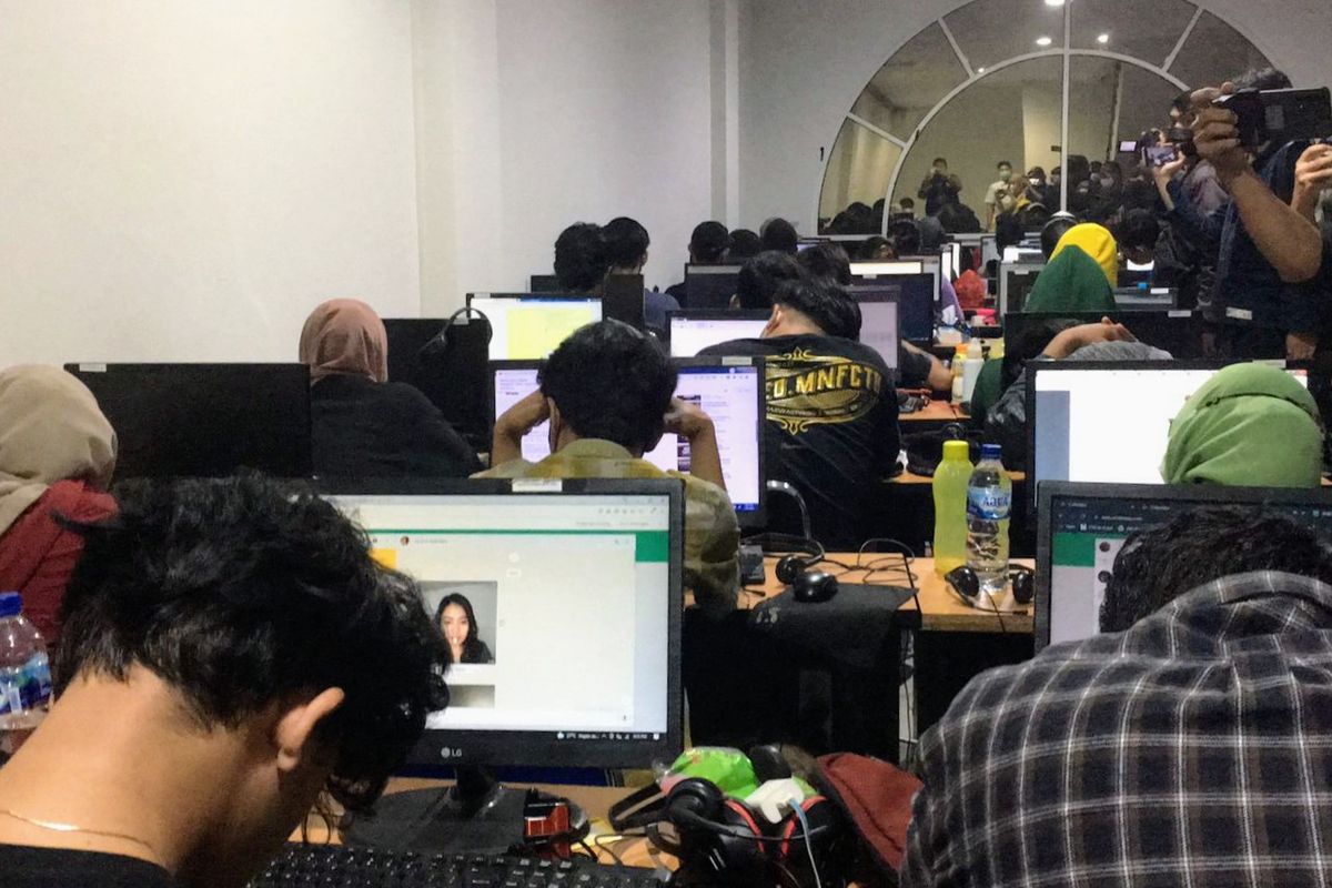 Sejumlah pegawai kantor pinjaman online (Pinjol) ilegal di kawasan Pantai Indah Kapuk (PIK) 2, Jakarta Utara, tertunduk saat digerebek Polda Metro Jaya, Rabu (26/1/2022).