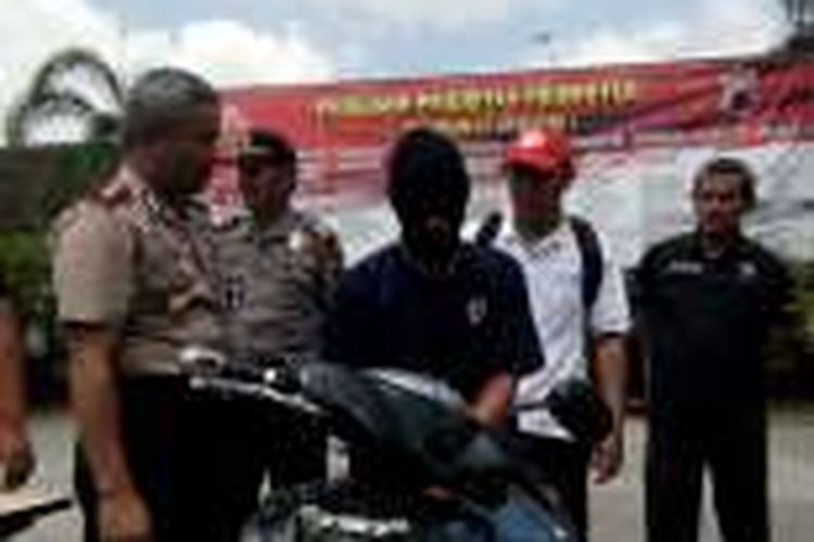 Tersangka pencurian, Eko (23), warga Sukoharjo , memperagakan aksinya mencuri sepeda motor, dalam gelar perkara di Mapolres Demak, Kamis (18/8/2016)