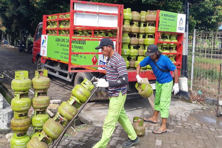 Sebanyak 12 ribu tabung gas LPG 3 Kg dilakukan penambahan oleh PT Pertamina Patra Niaga Regional Sumbagut. Hal ini menyusul kelangkaan tabung melon tersebut di Batam, Kepulauan Riau (Kepri) seminggu ini.
