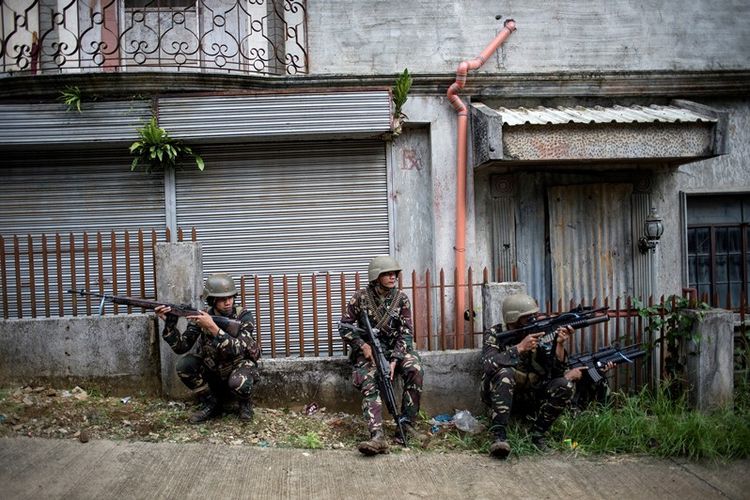 Pasukan Rangers Filipina mengambil posisi di salah satu sudut kota dalam misi memerangi kelompok militan Maute yang menduduki kota Maute.