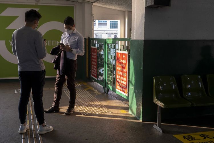 Dua warga Hong Kong mengenakan masker di Tsim Sha Tsui.