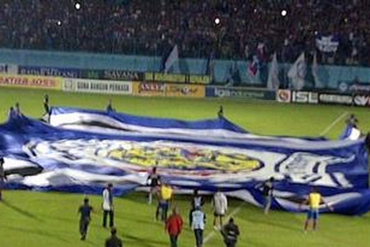 Suasana stadion Kanjuruhan, Malang, jelang laga Arema Indonesia vs Persipura Jayapura, Minggu (12/5/2013) malam. Persipura melakukan mogok main setelah melihat ratusan Aremania menempati pinggir lapangan setelah tak ada tempat di tribun.