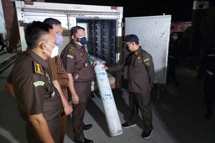 Melonjaknya pasien Covid-19 mengakibatkan ketersediaan oksigen di RSUD Banten menipis. Pihak rumah sakit meminta bantuan Kejati Banten untuk memasok isi oksigen 6 meter.