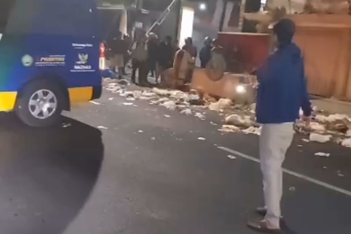 Tangkapan layar dari rekaman video amatir pengguna jalan sesaat setelah kejadian tabrak lari yang terjadi di Jalan MT Haryono, Kecamatan Lowokwaru, Kota Malang, Jawa Timur.