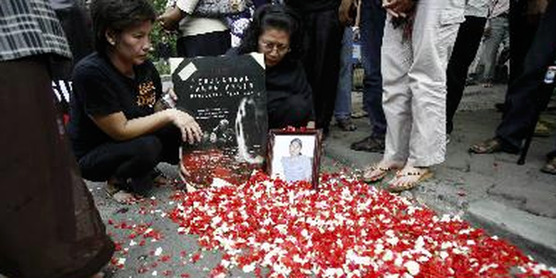 Keluarga Yap Yun Hap, korban tragedi Semanggi II, hadir dalam peringatan delapan tahun tragedi itu di sekitar Universitas Atma Jaya Jakarta, Sabtu (22/9). Dalam peringatan itu, keluarga korban antara lain meminta DPR dan pemerintah berhenti memolitisasi pelanggaran HAM di Tanah Air.