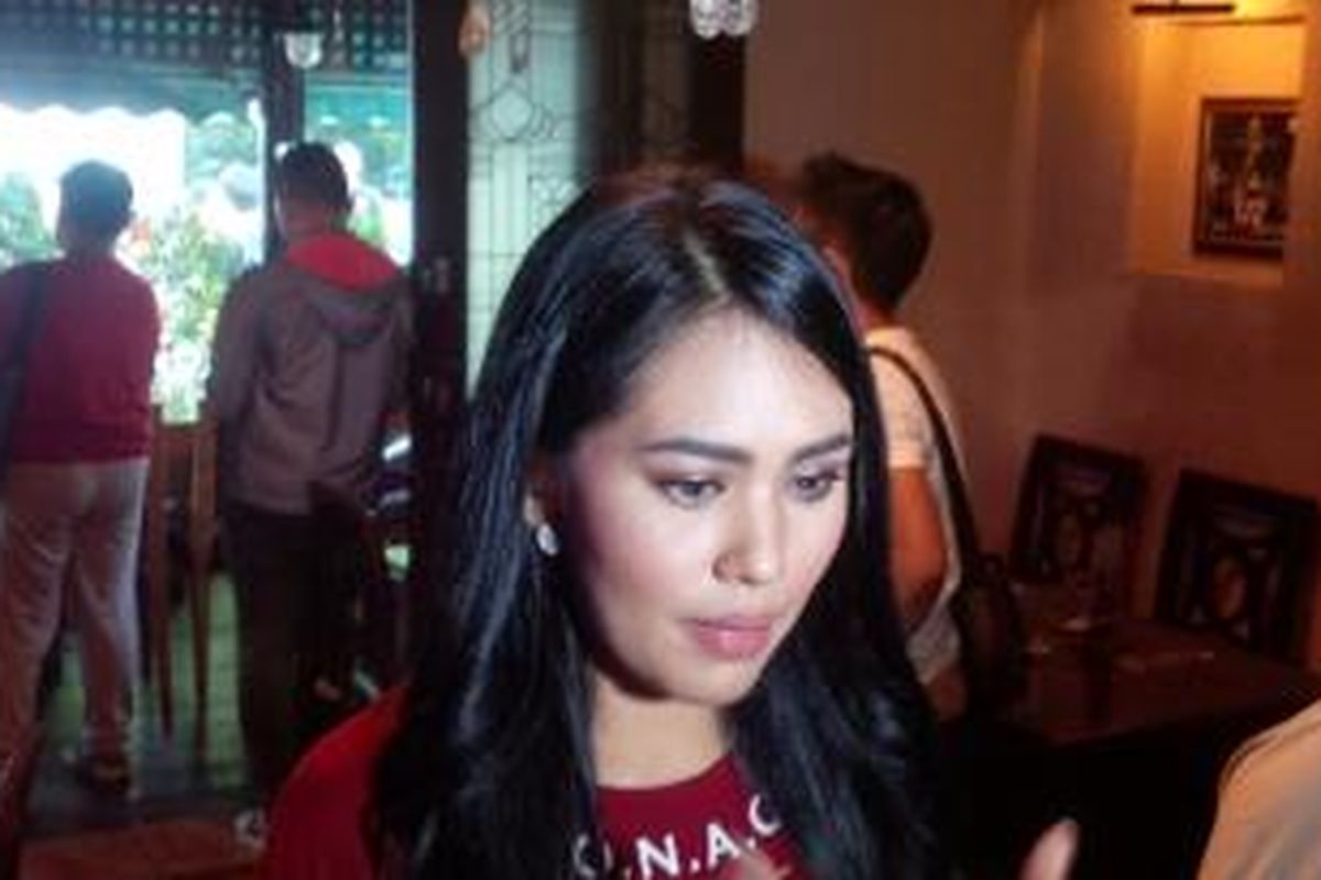 Artis peran dan pembawa acara Kartika menghadiri soft launching Super Bintang, yakni produk lini busana para artis, di Pisa Cafe, Menteng, Jakarta Pusat, Senin (7/12/2015).