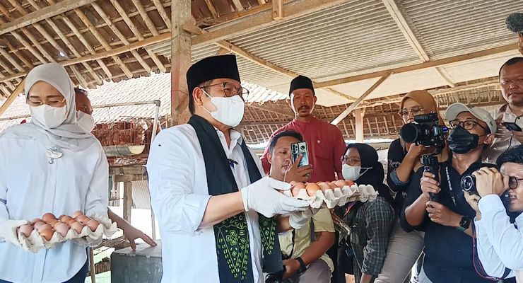 Panen Telur di Blitar, Cak Imin: Sehari Konsumsi 2 Insya Allah Protein Terpenuhi
