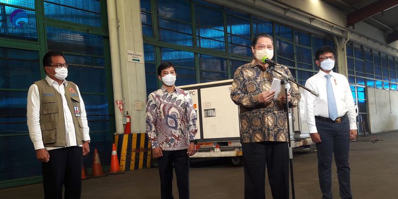 Ketua Komite Penanganan Covid-19 dan Pemulihan Ekonomi Nasional (KPC-PEN) Airlangga Hartarto saat memberikan keterangan terkait kedatangan vaksin tahap ke-13 di Bandara Internasional Soekarno-Hatta, pada Selasa (25/5/2021).