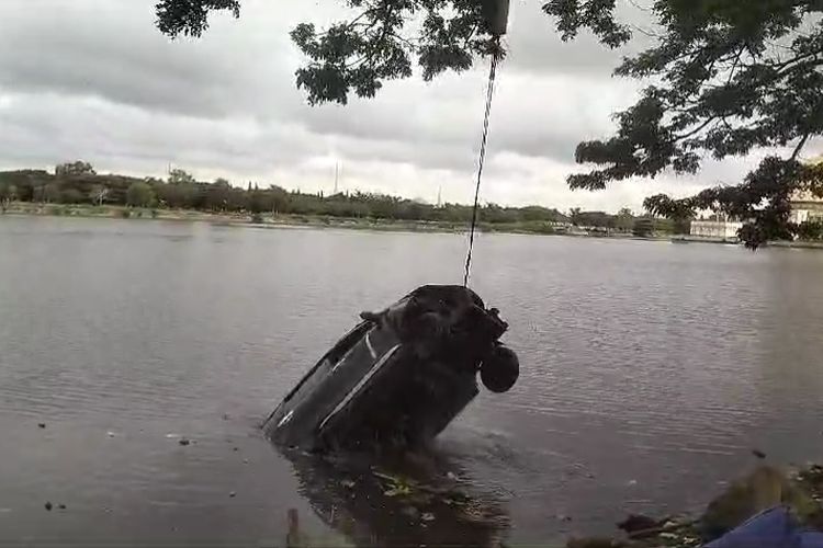 Sebuah mobil mini bus avanza hilang kendali dan jatuh kecebur ke laut di jalan bypass, Kelurahan Butung-butung, Kecamatan Katobu, Kabupaten Muna, Sulawesi Tenggara, Rabu (21/2/2024) pagi.