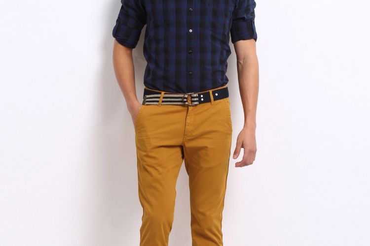 Ilustasi penggunaan celana berwarna oleh pria.