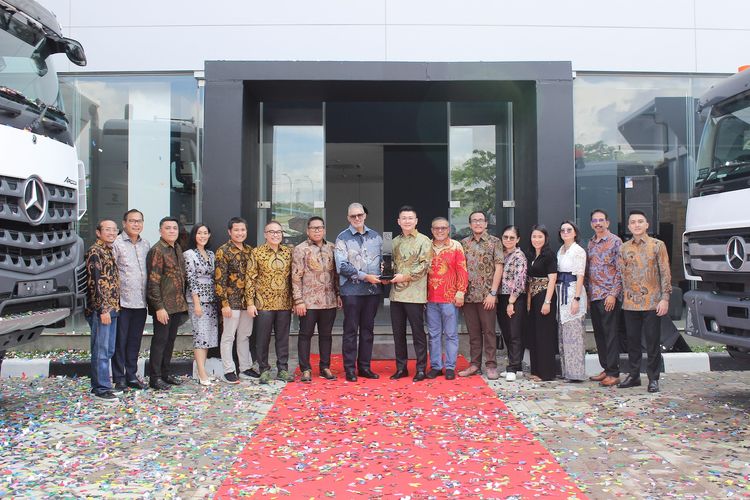 Peresmian diler baru Daimler Commercial Vehicles Indonesia bekerja sama dengan Star Wagen Indonesia di Balikpapan, Kalimantan Timur