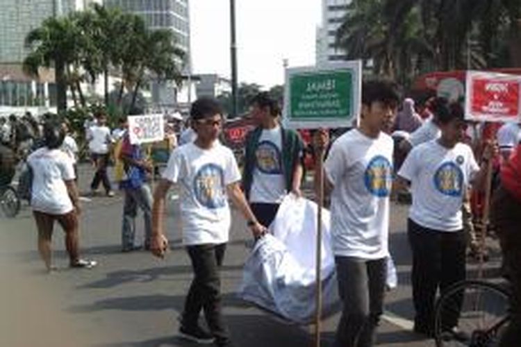 Aksi anti miras disuarakan di Area Car Free Day. Aksi ini dihadiri oleh 500 partisipan dari kalangan pelajar, guru, a dokter. Aksi ini dilakukan sejak pukul 06.00-09.00, Jakarta, Minggu (1/9/2013).