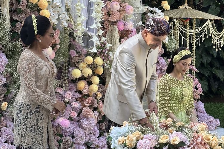 Penampilan Alyssa Daguise dalam prosesi siraman jelang pernikahannya dengan Al Ghazali.