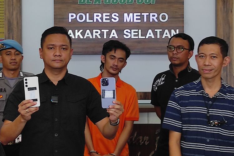 Wakasat Reskrim Polres Metro Jakarta Selatan Kompol Henrikus Yossi saat menunjukkan barang bukti HP yang dibeli pelaku penipuan berinisial DSP (26), Rabu (20/9/2023). 