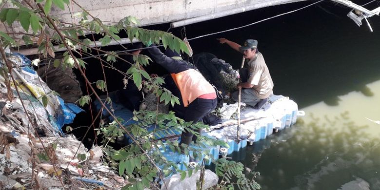 Petugas menyusuri Kali Anak Ciliwung di Jalan Gunung Sahari guna memburu buaya yang berada di sana, Selasa (9/10/2018).