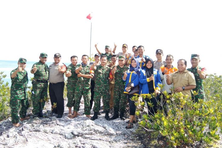 Salah satu kecamatan di Kepulauan Riau memasang bendera merah putih di pulau terluar. 