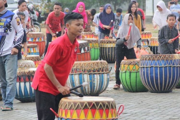 Seorang pemuda sedang berlatih memukul alat musik khas Bengkulu, dhol guna mempersiapkan sejumlah festival wisata di Bengkulu.