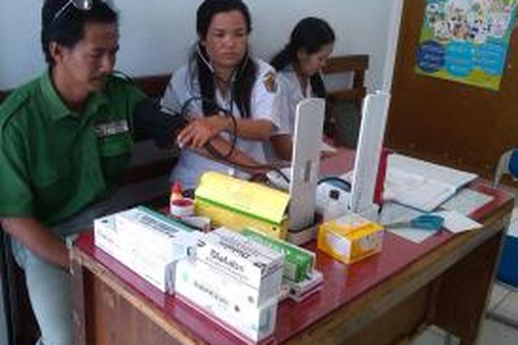 Setelah melakukan tes narkoba, sopir angkutan lebaran di Terminal Ubung Denpasar melakukan pemeriksaan kesehatan.