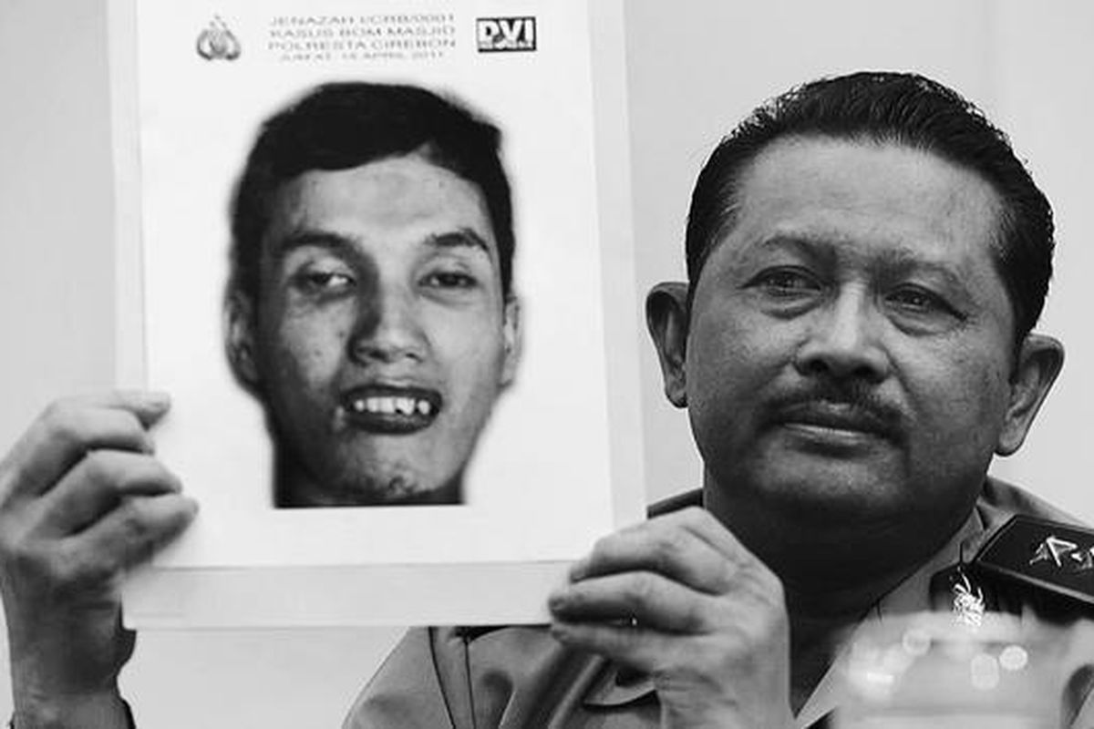 Kepala Divisi Humas Polri Inspektur Jenderal Anton Bachrul Alam merilis foto wajah pelaku bom bunuh diri di Masjid Adz-Dzikro di Mapolresta Cirebon, Jawa Barat, saat jumpa pers di Rumah Sakit Polri Sukanto, Jakarta, Sabtu (16/4).