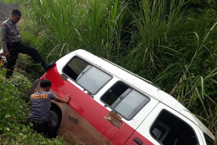 Mobil angkot yang digunakan untuk memerkosa mahasiswi Unpad terperosok ke jurang di wilayah Cisitu, Sumedang, Sabtu (22/2/2020). DOK. Polres Sumedang