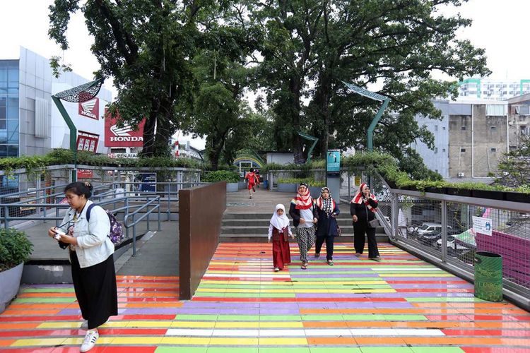 Sejumlah warga melintas di jembatan layang Teras Cihampelas, Bandung, Jawa Barat, Kamis (9/11/2017). Pemerintah Kota Bandung resmi memperkenalkan skywalk sekaligus ikon terbaru Kota Kembang itu pada Februari lalu dan diharapkan menjadi magnet bagi para pelancong, khususnya di kawasan sentra jins tersebut.