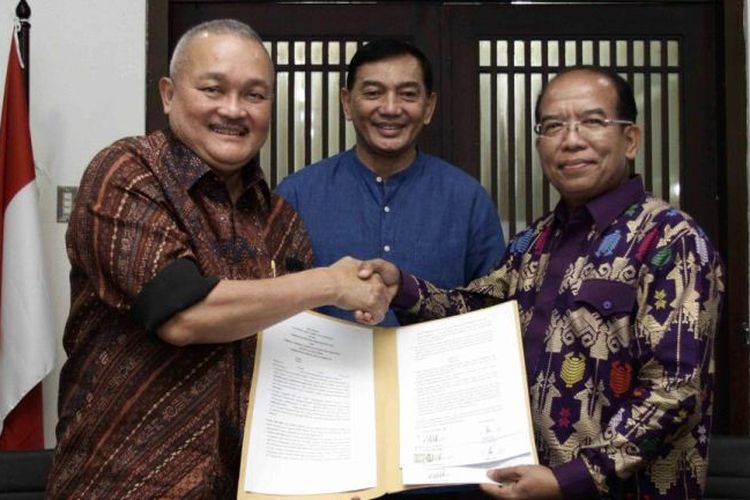 Plt. Direktur LPDUK, Samsudin dan Gubernur Sumsel, Alex Noerdin saat menandatangani Perjanjian Dukungan Asian Games XVIII Tahun 2018 di Kantor INASGOC Jakarta Minggu (30/7), disaksikan langsung oleh Wakil Ketua  INASGOC, Sjafrie Sjamsoeddin.