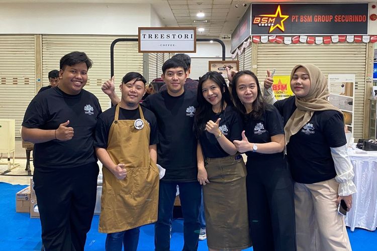 Thao Ziang dan Fanda (salah satu founder) bersama tim Treestori Coffee, menjual kopi karya Anak Bberkebutuhan Khusus (ABK)