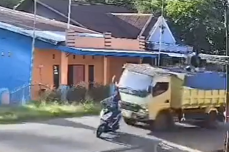 Akibat berbelok tanpa memperhatikan jarak, pengendara sepeda motor ditabrak truk dari belakang.