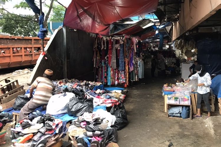 Pedagang non bahan pangan berjualan di lorong Pasar Minggu, Kamis (2/7/2020) sore.