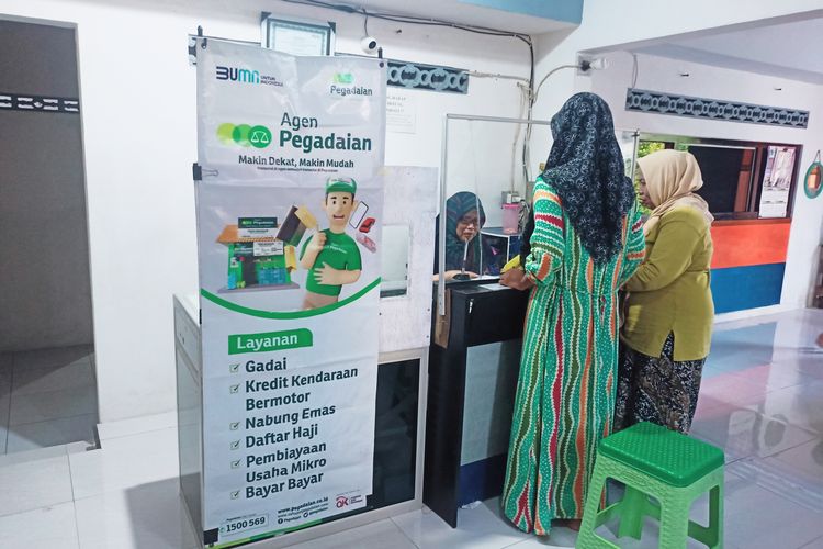 Suasana ruangan Agen Pegadaian Inayah saat melayani nasabah.