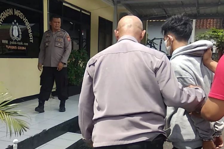 Seorang pemuda AD (22) asal Kawalu Kota Tasikmalaya, Jawa Barat, ditangkap polisi usai mencuri ribuan celana dalam di toko pakaian mantan bosnya memakai duplikasi kunci diamankan di Polsek Indihiang, Polresta Tasikmalaya, Kamis (8/12/2022).