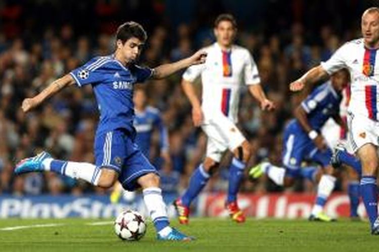 Gelandang Chelsea Oscar melepaskan tembakan yang berujung gol ke gawang Basel, pada pertandingan fase grup Liga Champions, di Stamford Bridge, Rabu (18/9/2013).