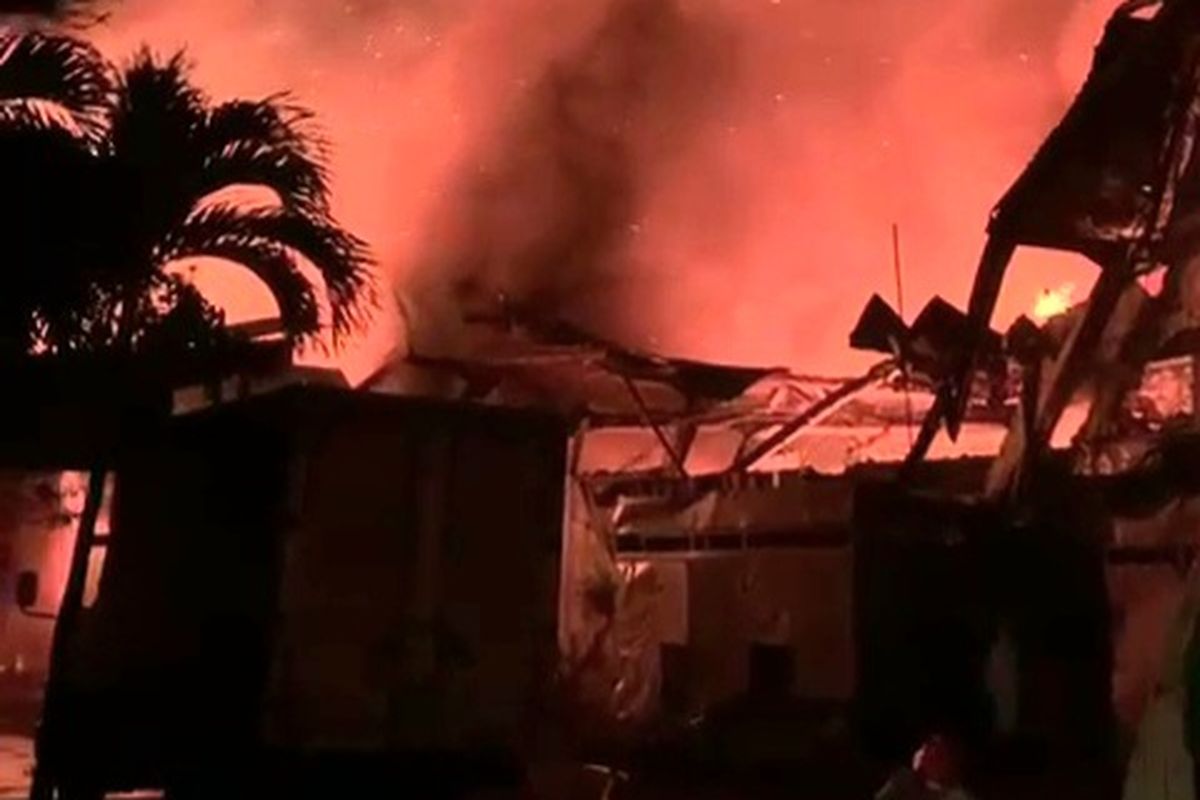 Sebuah pabrik di Jalan Rawa Melati RT 10 RW 01, Tegal Alur, Kalideres, Jakarta Barat, dilanda kebakaran pada Kamis (28/7/2022) malam.