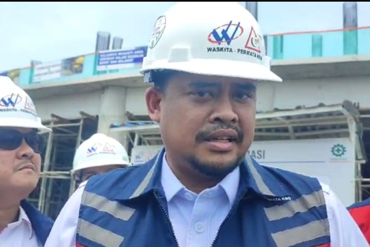 Wali Kota Medan Bobby Nasution saat ditanya wartawan usai meninjau proyek Islamic Centre di Kecamatan Medan Labuhan, Kota Medan, Rabu (26/6/2024)
