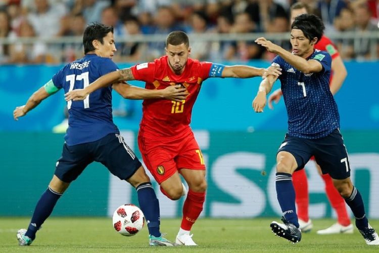 Kapten Belgia, Eden Hazard, mencoba melewati penjagaan dua pemain Jepang, Makoto Hasebe dan Gaku Shibasaki, pada pertandingan babak 16 besar Piala Dunia 2018 di Rostov Arena, 2 Juli 2018. 